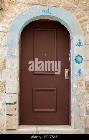 10 mai 2018 une porte rouge dans une porte d'un bâtiment ancien à proximité de la Via Dolorosa dans la ville fortifiée de Jérusalem Israël Banque D'Images