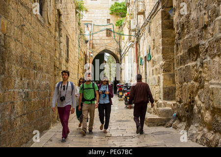 11 Mai 2018 Un petit groupe de touristes à l'étroite Bab Hutta à proximité de la Via Dolorosa à Jérusalem Israël comme ils quittent le Temple Banque D'Images