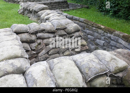 Des piles de sacs de tranchée Yorkshire et dug-out à Boezinge Banque D'Images