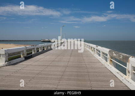 Westelijke Strekdam passerelle sur côté sud de port d'Ostende Banque D'Images