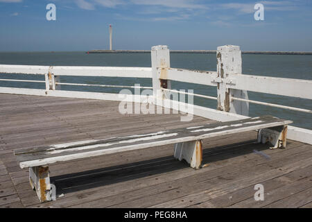 Banc et clôture sur brise-lames Ouest à l'échelle avant-port à Ostende Banque D'Images