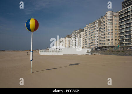 Plage par Albert I Promenade avec ballon sur pole en fin d'après-midi au début de l'été Banque D'Images