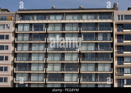 Bloc d'appartement avec vue sur mer à Nieuwpoort-Bad Banque D'Images