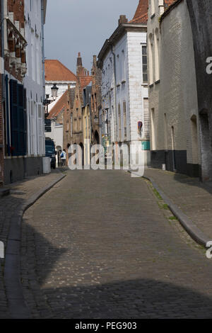 Ruelles pavées des rue partant de la place du marché de Bruges en histotic Banque D'Images