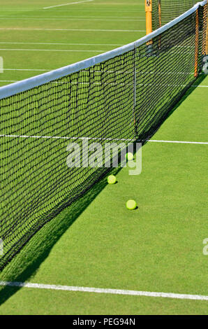 Grass court tennis - balles de tennis du Devonshire Park et net (Eastbourne), Banque D'Images