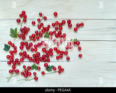 Grand frais fruits Groseille sont dispersées sur un fond de bois sont en plongée des close-up Banque D'Images