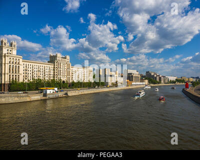 Les bateaux de plaisance naviguant sur la rivière Moskva en Russie Banque D'Images