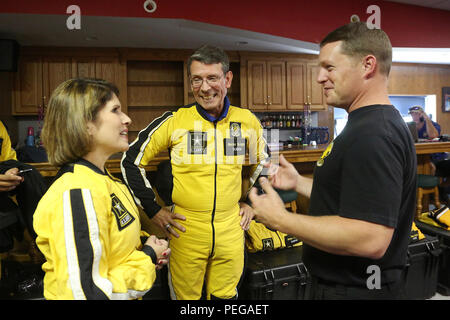 Le lieutenant-gouverneur de l'Illinois. Evelyn Sanguinetti, gauche, et Arlington Heights Maire Tom Hayes, centre, rencontrez le Sgt. 1re classe Joe Jones, de l'armée américaine 'Golden Knights' pour leur chef d'équipe, l'équipe de Tandem Tandem lors d'un camp à Ottawa, Illinois, 12 août. Sanguinetti et Hayes étaient là parmi les 12 autres participants participant à un saut en tandem. Les participants ont sauté d'une hauteur de 13 000 pieds à Chicago Sky Dive. Le 'Golden Knights', basée à Fort Bragg, Caroline du Nord, terre de Chicago offre aux éducateurs, des médias, et des représentants du gouvernement l'occasion de faire l'expérience d'un saut d'un avion, courant 2,5 miles au sol Banque D'Images