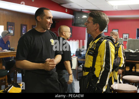 L'ARMÉE AMÉRICAINE 'Golden Knights' Le Lieutenant-colonel Matthew Weinrich, à gauche de l'armée américaine, commandant de l'Équipe de parachutistes et Arlington Heights Arlington Heights, répond aux indigènes Maire Tom Hayes lors d'un "Golden Knights" Camp Tandem tenue à Ottawa, Illinois, 12 août. Hayes, un ancien lieutenant-colonel de réserve de l'armée, était là avec 13 autres participants participant à un saut en tandem avec le 'Golden Knights'. Les participants ont sauté d'une hauteur de 13 000 pieds à Chicago Sky Dive. Le 'Golden Knights', basée à Fort Bragg, Caroline du Nord, terre de Chicago offre aux éducateurs, des médias, et des représentants du gouvernement l'occasion d'expér Banque D'Images