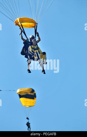 Arlington Heights Maire Tom Hayes participe à un saut en tandem avec le Sgt. Chris 1ère classe Acevado, parachutiste, l'équipe de Tandem, formation verticale parachutiste, l'Équipe de parachutistes de l'armée américaine, "Chevaliers d'or" lors d'un camp en tandem qui a eu lieu à Ottawa, Illinois, 12 août. Hayes, un ancien lieutenant-colonel de réserve de l'armée, était là avec 13 autres participants qui ont participé à un saut en tandem avec l'équipe. Les participants ont sauté d'une hauteur de 13 000 pieds à Chicago Sky Dive. Les "Chevaliers d'Or", basée à Fort Bragg, Caroline du Nord, offre aux terres de Chicago les éducateurs, les médias et les représentants du gouvernement l'occasion d'ex Banque D'Images