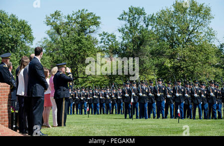 Gen. Mark A. Milley, 39e chef d'état-major de l'armée, rend un salut lors de la cérémonie de changement de responsabilité de l'armée des États-Unis à Summerall Field, Fort Myer, Virginie, le 14 août 2015. Le Gen. Raymond T. Odierno abandonne le commandement. La cérémonie comprenait des honneurs militaires officiels, la participation des dirigeants de l’Armée, des soldats et des officiels, la reconnaissance de la transition du leadership au sein de l’Armée et la mise en évidence des rôles et des responsabilités du poste de chef d’état-major. Banque D'Images