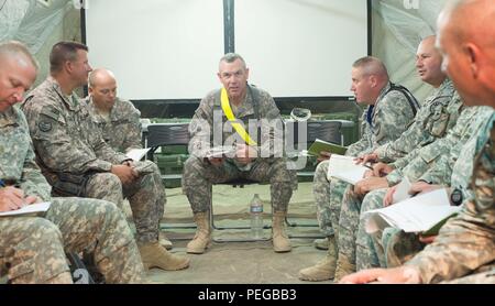 Texas Army National Guard Le Colonel Russell D. Johnson (au centre), commandant de la 116e Brigade Combat Team de cavalerie (CBCT), traite de l'chefs de bataillon et le personnel au cours d'une synchronisation quotidienne réunion à l'unité de rotation un bivouac (RUBA) à Fort Irwin, en Californie, le 12 août. La 116e CBCT est composé de huit bataillons de l'Idaho, l'Oregon et du Montana, et d'un bataillon de l'Arkansas pour leur cycle annuel de formation au Centre National d'entraînement. Ce cycle de formation est la première force contre force, les conflits de haute intensité de la rotation de la Garde nationale a participé depuis le début Banque D'Images