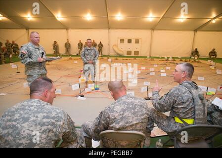 Texas Army National Guard Le Colonel Russell D. Johnson (à droite), commandant de la 116e Brigade Combat Team de cavalerie (CBCT), parle avec le Lieutenant-colonel David Baird, commandant de la 787e Bataillon de soutien au maintien en puissance de combat (SCBS), de l'armée américaine, au cours de la 116e Brigade de cavalerie de répétition de l'équipe de combat de la notion (ROC) pour la prochaine opération de formation au Centre National d'entraînement à Fort Irwin, en Californie, le 13 août. (Photo par le major W. Chris Clyne, Mobile 115e Détachement des affaires publiques, de l'Oregon Army National Guard) Banque D'Images