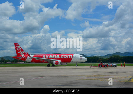 Chiang Mai, Thaïlande - Jun 22, 2016. Un Airbus A320 de l'avion roulait sur la piste d'AirAsia de l'aéroport de Chiang Mai (cnx). Banque D'Images