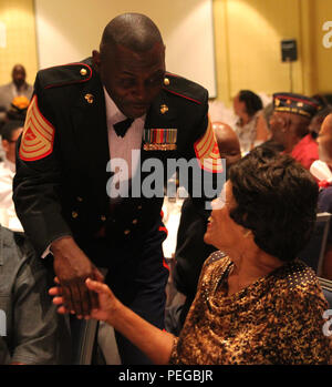 Le sergent-chef. Damian D. Cason exprime sa gratitude aux marins retraités Annie Grimes pour son service et son dévouement à la Marine Corps pendant le 50e anniversaire de l'Association Point Montford marines le 12 août 2015, au Renaissance Riverview Plaza Hotel à Mobile (Alabama). Grimes fait Marine Corps l'histoire comme la première femme afro-américaine d'adjudant. (U.S. Marine Corps photo par le Cpl. Diamond N. Peden/libérés) Banque D'Images