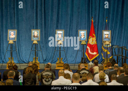 Les membres de la famille et les amis assistent à un service commémoratif à Chattanooga, Tennessee, le 15 août 2015, en l'honneur de quatre Marines et d'un Sailor tués lors de la fusillade du 16 juillet. Le secrétaire à la Défense Ash carter et le vice-président Joe Biden ont participé au service. La cérémonie comprend des hommages, des honneurs cérémoniels, une représentation militaire et une présence publique pour reconnaître le service et le sacrifice du personnel déchu et fournir un soutien aux parents survivants et aux membres de la communauté. Banque D'Images