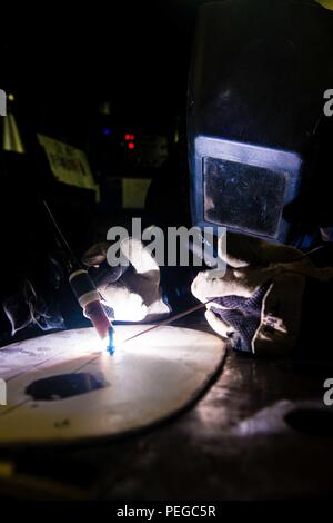 150815-N-XX566-036 OCÉAN PACIFIQUE (Août 15, 2015) - Technicien d'entretien des coques de pompier Samantha Gibson, Tampa, en Floride, les soudures d'une vis à un morceau de métal pour une buse d'aération à bord de l'USS JOHN C. STENNIS (CVN 74). Les marins de la John C. Stennis Strike Group sont en cours de formation et d'exercice de l'unité composite Exercice d'une force opérationnelle (COMPTUEX/JTFEX), la dernière étape de la certification à déployer. (U.S. Photo par marine Spécialiste de la communication de masse Andre 3ème classe) Parution / Richard T. Banque D'Images