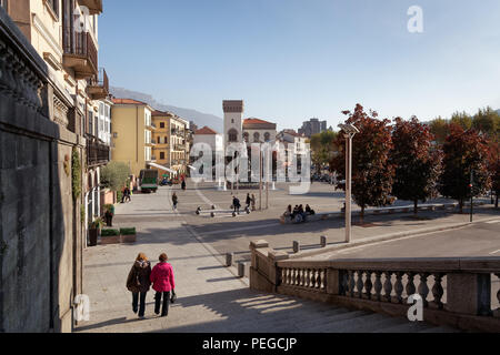 LECCO, Italie/EUROPE - Octobre 29 : Vue sur la place principale de Lecco sur la rive sud du lac de Côme en Italie le 29 octobre 2010. Des personnes non identifiées Banque D'Images