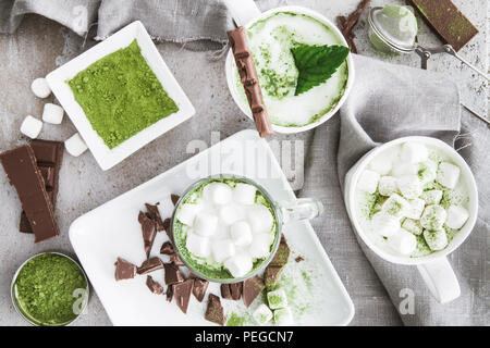 Sex matcha latte avec des guimauves