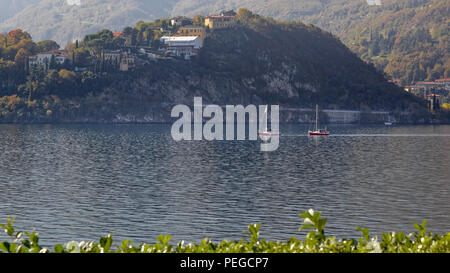 LECCO, Italie/EUROPE - 29 OCTOBRE : voir des bateaux sur le lac de Côme à Lecco, sur la rive sud du lac de Côme en Italie le 29 octobre 2010. Quatre personnes non identifiées Banque D'Images