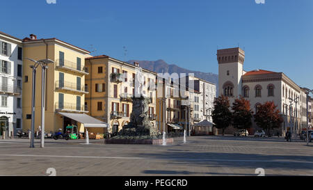 LECCO, Italie/EUROPE - Octobre 29 : Vue sur la place principale de Lecco sur la rive sud du lac de Côme en Italie le 29 octobre 2010. Des personnes non identifiées Banque D'Images