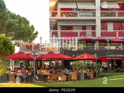 Les gens assis dehors sur une terrasse de café de la station balnéaire de Royan, France Banque D'Images