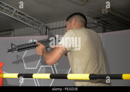 Les soldats de l'Armée américaine affecté à diverses unités dans toute l'Europe fire M-4 - A1 rifles à cibles virtuelles pendant les portes ouvertes dans le nouveau gymnase pistolero (GFG), 12 août 2015 à la 7e armée du commandement multinational interarmées d'entraînement Grafenwoehr, Allemagne. Le GFG améliore la confiance, la mécanique de tir, la cible des acquisitions et le temps de réaction à l'aide de sport professionnel des techniques de formation. (U.S. Photo de l'armée par la CPS. Franklin Moore/libérés) Banque D'Images