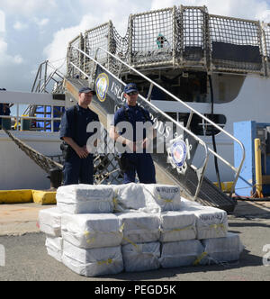 Les garde-côte de vigoureux déchargé environ 1 230 livres de cocaïne dans la région de San Juan, Puerto Rico, 14 août 2015. Deux trafiquants de drogue présumés du transport de la marchandise de contrebande ont été arrêtés à la suite de l'interdiction d'un rendez-navire rapide le 11 août 2015, à environ 17 milles marins au sud de Humacao, Puerto Rico. Les trafiquants de drogue présumés et les marchandises de contrebande ont été transférés à l'Immigration and Customs Enforcement - Enquêtes de sécurité intérieure des agents spéciaux pour enquête. (U.S. Photo de la Garde côtière canadienne) Banque D'Images