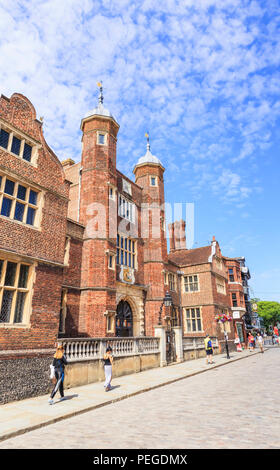 Abbot's Hospital, un monument médiéval en brique rouge d'indigents bâtiment historique dans High Street, Guildford, ville du comté de Surrey, au sud-est de l'Angleterre, Royaume-Uni Banque D'Images