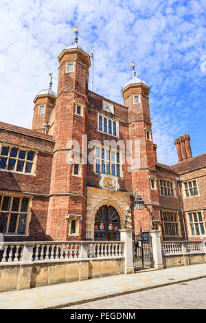 Abbot's Hospital, un monument médiéval en brique rouge d'indigents bâtiment historique dans High Street, Guildford, ville du comté de Surrey, au sud-est de l'Angleterre, Royaume-Uni Banque D'Images