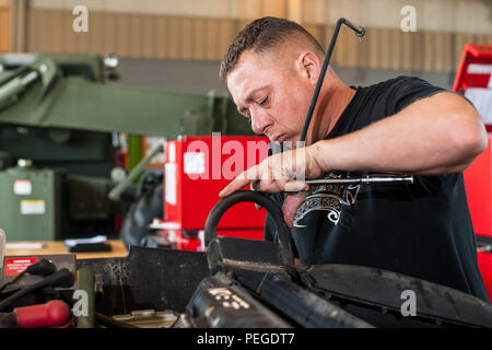 Sean Robinson, un réparateur d'équipement mobile lourd, travaille sur un site de concentration de l'équipement à Humvee, ECS-125 (sol), le 4 août 2015, à Fort Bragg, N.C. ECS-125 a été reconnu en juin avec le ministère de l'armée, l'Armée Award pour l'excellence de l'entretien, ou d'AAME. C'est la deuxième année consécutive que ECS-125 a gagné l'AAME. (U.S. Photo de l'armée par Timothy L. Hale/libérés) Banque D'Images