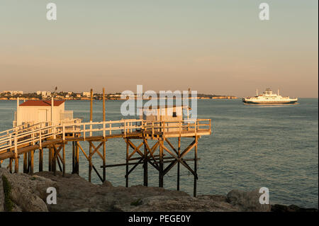 Cabanes de pêche traditionnelle sur pilotis (flots 9) à Royan, dans l'ouest de la France Banque D'Images