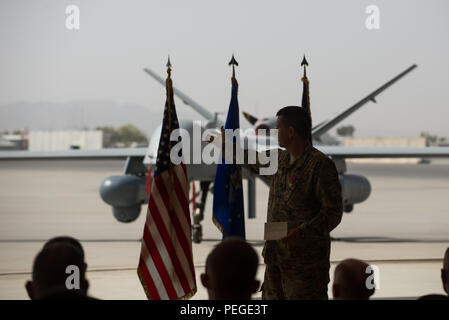 Le colonel de l'US Air Force Rhude Cherry III, 451e groupe expéditionnaire de la commandant, prend la parole lors du 451e AEG cérémonie de passation de commandement à l'aérodrome de Kandahar, Afghanistan, le 16 août 2015. Au cours de la cérémonie Cherry a quitté le commandement de la 451e AEG au colonel James Curry. (U.S. Air Force photo de Tech. Le Sgt. Joseph Swafford/libérés) Banque D'Images