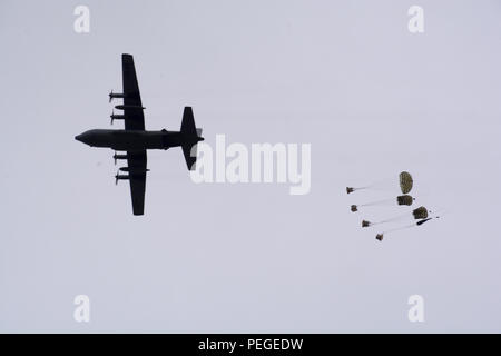 Formation parachutée cargaisons tomber au sol après avoir été largué d'un avion de transport C-130 Hercules affecté à la 120e Airlift Wing de la Garde nationale aérienne du Montana le 12 août 2015. L'avion prend part à un exercice laissant tomber le fer de lance du fret drop site situé à l'ouest de Toston, au Montana (Montana Air National Guard photo par le conseiller-maître Sgt. Eric Peterson/libérés) Banque D'Images