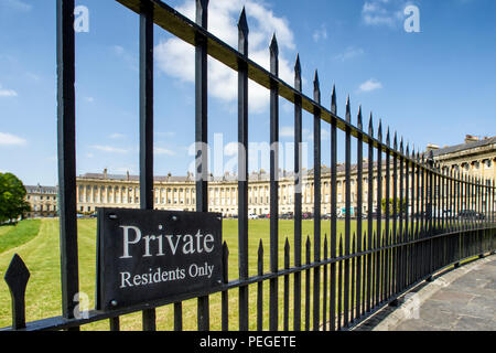 Vue sur le Royal Crescent l'un des monuments les plus emblématiques de bain,une rangée de 30 maisons mitoyennes énoncée dans un balayage de Crescent à Bath, Somerset England UK Banque D'Images