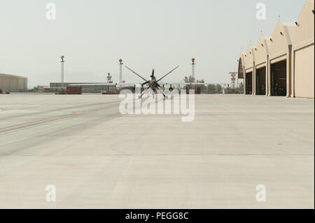 Un U.S. Air Force MQ-9 Reaper aéronefs affectés à la 62e Escadron de reconnaissance de la Force expéditionnaire des taxis avant de décoller de l'aérodrome de Kandahar, Afghanistan, le 13 août 2015. La 62e ERS exploite le MQ-1B Predator et Reaper avion et fournit l'appui aérien rapproché, de renseignement, de surveillance et de reconnaissance en Afghanistan. (U.S. Air Force photo de Tech. Le Sgt. Joseph Swafford/libérés) Banque D'Images