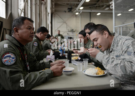 Les cadres supérieurs de l'US Air Force Airman Kenny Batallas, 374e Escadron d'appui aux opérations de vol des aéronefs, des échantillons de technicien d'équipement cuisine thaïlandaise authentique avec la Royal Thai Air Force au cours de Red Flag Alaska at Joint Base Elmendorf-Richardson, Alaska, le 18 août 2015. Les membres de la RTAF Batallas invité à partager les repas souvent pendant les 10 jours de l'exercice, d'établir des relations, d'échanger des histoires et permettre les aviateurs à déguster une variété de plats thaïlandais authentiques. (U.S. Photo de l'Armée de l'air par le sergent. Cody H. Ramirez/libérés) Banque D'Images