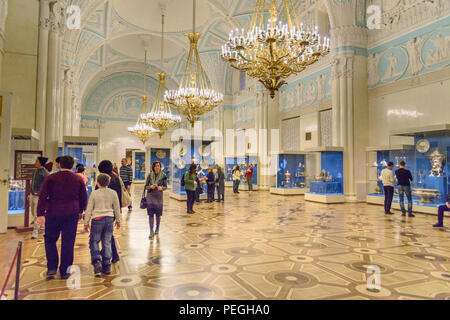 Saint Petersburg, Russie - 3 janvier, 2018:Les touristes dans le hall de l'état d'Alexandre Musée de l'Ermitage Banque D'Images