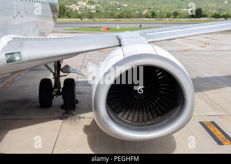 De Turbine Moteur 737-400 avion en arrière-plan l'aéroport tropical. Banque D'Images