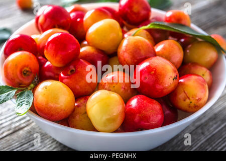 Cerises fraîches - jaune de baies. Les cerises douces, gros plan de fruits dans un bol Banque D'Images