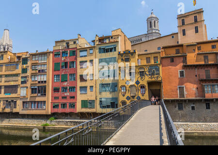Girona. Multi-couleur façades de maisons sur la rivière Onyar. Banque D'Images