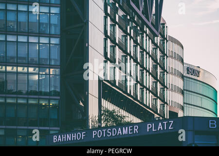 Berlin, Allemagne, le 26 juillet 2018 : Portrait d'immeubles de bureaux et la gare de Potsdamer Platz Banque D'Images