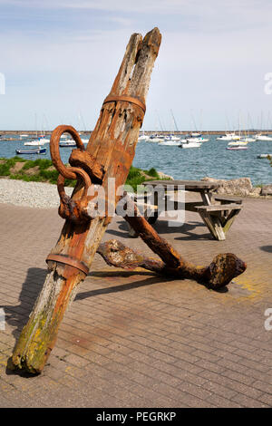Royaume-uni, Pays de Galles, Anglesey, Holy Island, Holyhead Marina, old ship's anchor Banque D'Images
