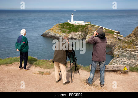 Royaume-uni, Pays de Galles du Sud, Anglesey, pile, les ornithologues amateurs à la Tour Ianthi RSPB point d'observation des oiseaux Banque D'Images