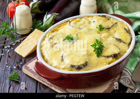 Cassolette d'aubergines avec beshamel (moussaka) - un plat traditionnel grec sur fond de bois de la cuisine. Banque D'Images