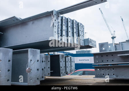 Les poutres en acier à l'arrière du camion avec grue à l'arrière-plan Banque D'Images