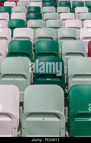 Des rangées de chaises vides sur les tribunes d'un stade moderne sans spectateurs et chaises de couleur avec des nombres dans le centre de l'arène Banque D'Images