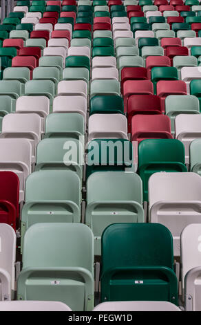 Tribunes vides d'un stade moderne avec nubers sans spectateurs et des chaises au centre de l'arène Banque D'Images