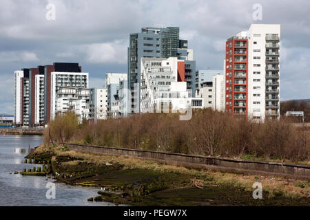 Plusieurs blocs d'appartements modernes et des appartements sur les rives de la rivière Clyde à Glasgow. Banque D'Images