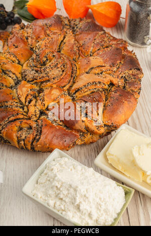 Gâteau aux Graines de pavot sur un fond de bois et d'ingrédients. Banque D'Images